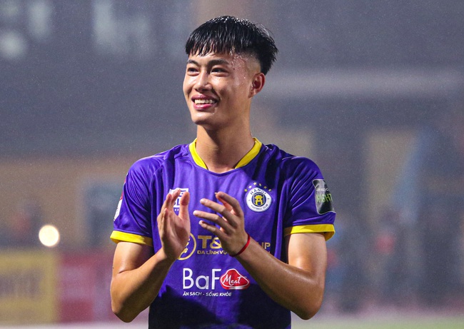 Văn Trường mặc số áo cũ của Quang Hải, được Thành Chung dành cử chỉ tình cảm khi lần đầu đá V.League - Ảnh 1.