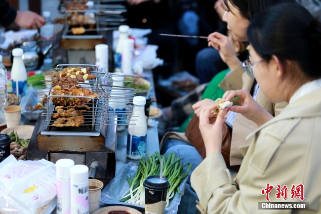 Bị lãng quên nhiều năm, &quot;Thánh địa đồ nướng&quot; Trung Quốc bất ngờ chật cứng thực khách: Nhà hàng bán 10.000 xiên mỗi ngày cũng không đáp ứng nổi nhu cầu - Ảnh 1.