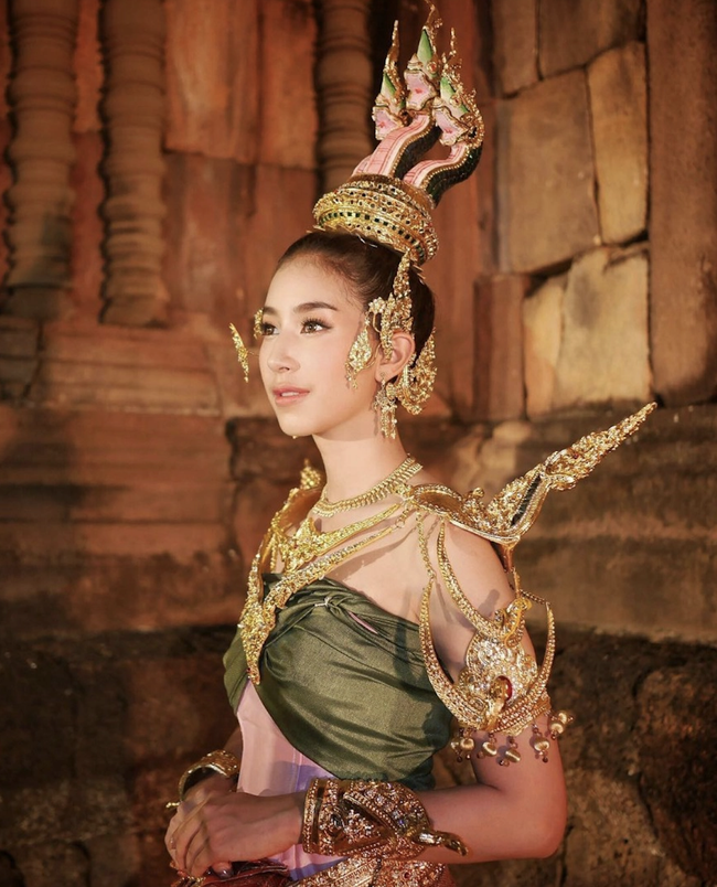 Loạt khoảnh khắc hóa &quot;nữ thần&quot; của các mỹ nhân Thái Lan mừng Tết Songkran: Baifern - Yaya khoe nhan sắc &quot;một 9 một 10&quot; - Ảnh 6.