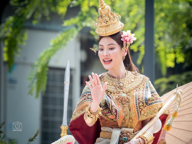 Nữ thần Songkran 2023 Baifern Pimchanok ngồi trên kiệu cao nhiệt tình chào người hâm mộ nhưng bị bắn nước “không trượt phát nào” - Ảnh 5.
