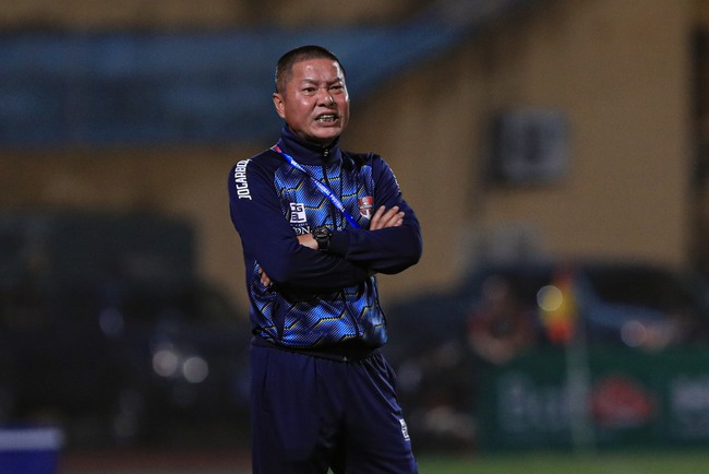 HLV Chu Đình Nghiêm: ‘Trọng tài thổi penalty thì chúng tôi phải chấp nhận’ - Ảnh 2.