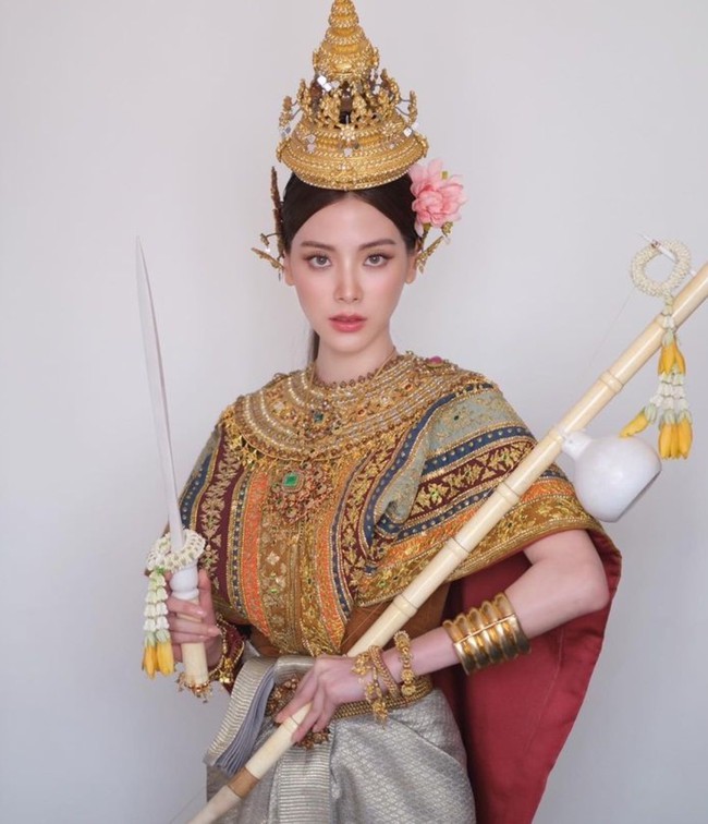 Nữ thần Songkran 2023 Baifern Pimchanok ngồi trên kiệu cao nhiệt tình chào người hâm mộ nhưng bị bắn nước “không trượt phát nào” - Ảnh 10.