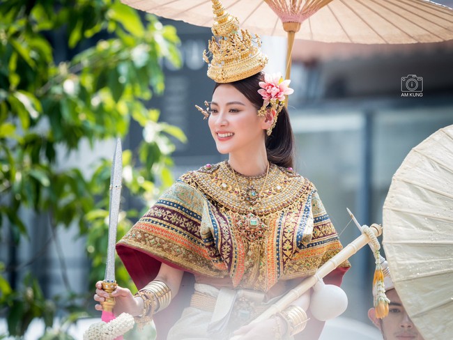 Nữ thần Songkran 2023 Baifern Pimchanok ngồi trên kiệu cao nhiệt tình chào người hâm mộ nhưng bị bắn nước “không trượt phát nào” - Ảnh 7.