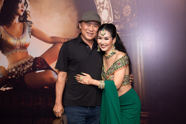 Nữ ca sĩ Việt được chồng cho 5 tỷ làm MV, nhưng cố gắng hát tiếng Ấn Độ mãi mà mẹ chồng người Ấn vẫn chẳng hiểu gì  - Ảnh 1.