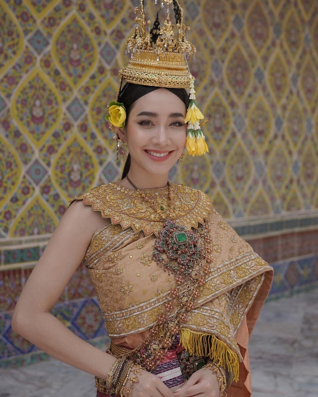 Loạt khoảnh khắc hóa &quot;nữ thần&quot; của các mỹ nhân Thái Lan mừng Tết Songkran: Baifern - Yaya khoe nhan sắc &quot;một 9 một 10&quot; - Ảnh 9.