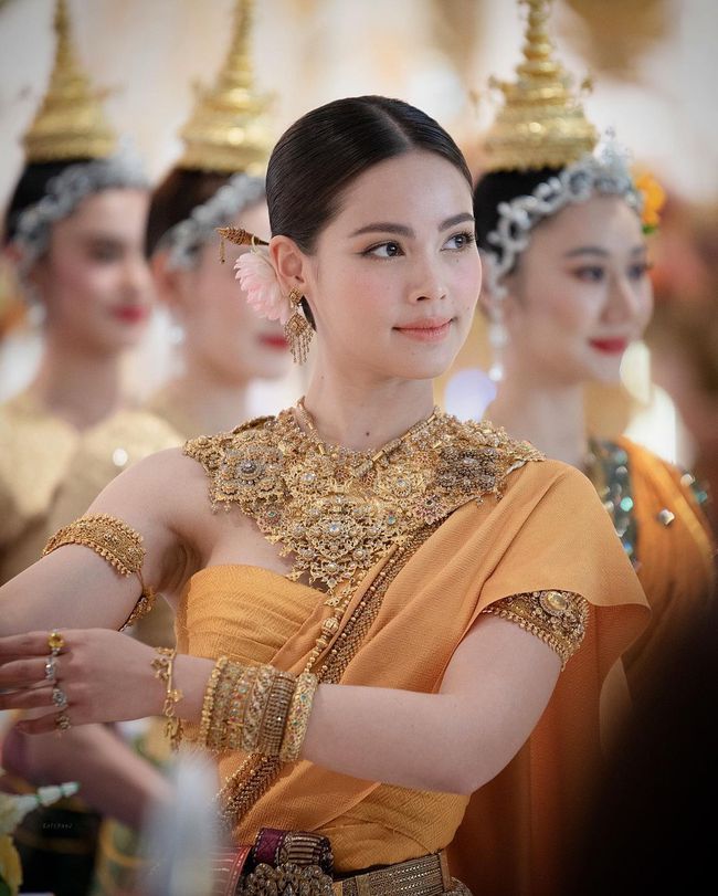 Loạt khoảnh khắc hóa &quot;nữ thần&quot; của các mỹ nhân Thái Lan mừng Tết Songkran: Baifern - Yaya khoe nhan sắc &quot;một 9 một 10&quot; - Ảnh 2.