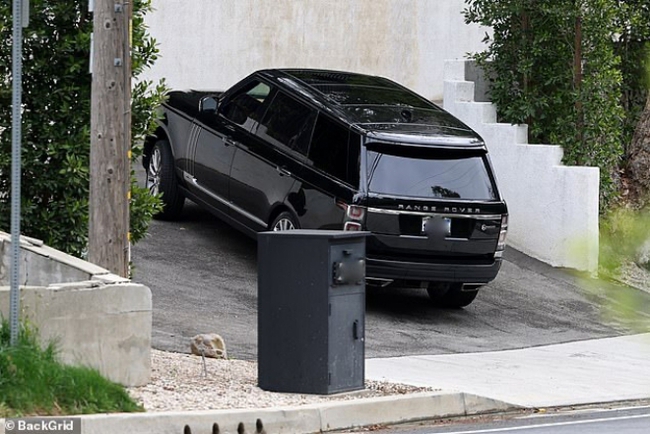 Kylie Jenner lái xe tới nhà riêng của Timothee Chalamet, xác nhận tin đồn hẹn hò? - Ảnh 1.