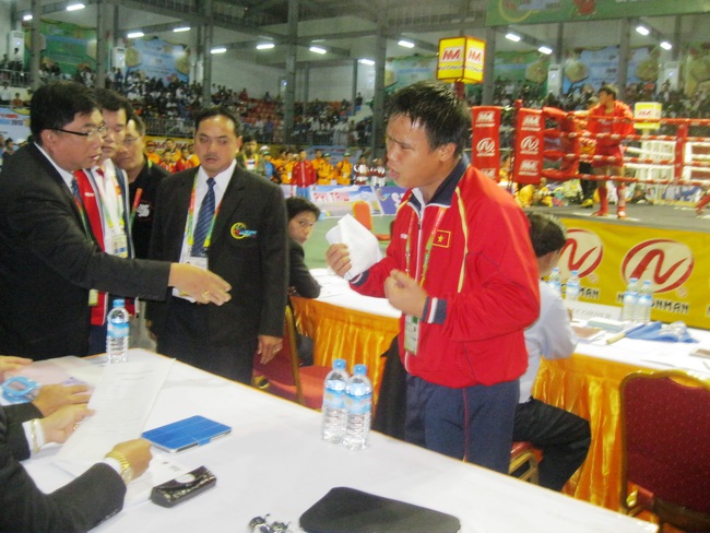 Độc lạ SEA Games: Nguyễn Trần Duy Nhất đánh cho võ sỹ Lào 'chạy như vịt', bất ngờ bị xử thua - Ảnh 3.
