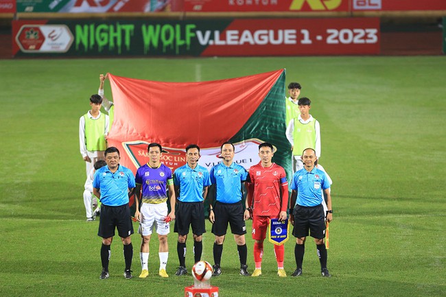 Bóng đá Việt Nam ngày 14/4: Trọng tài ngoại cầm còi ở vòng 7 V-League - Ảnh 1.