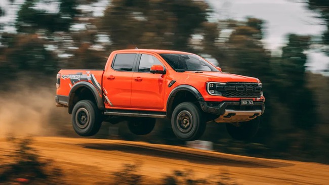Hàng chờ mua Ford Ranger Raptor 2023 tại Australia lên tới 2 năm rưỡi, một khách hàng chia sẻ thủ thuật 'nhảy bậc' - Ảnh 2.