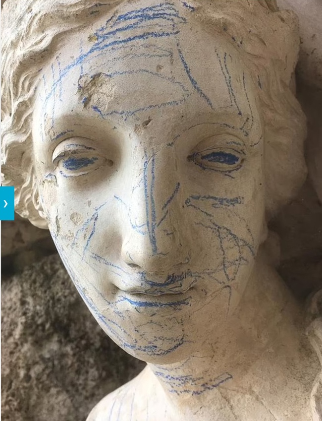 Bức tượng nữ thần La Mã Sabrina 230 tuổi bị vẽ nguệch ngoạc bút chì xanh - Ảnh 1.