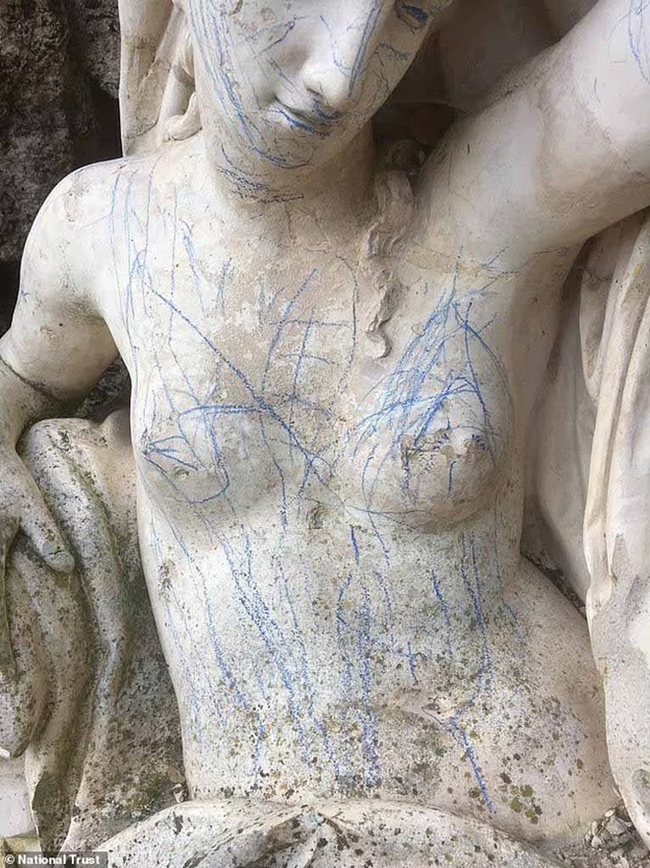 Bức tượng nữ thần La Mã Sabrina 230 tuổi bị vẽ nguệch ngoạc bút chì xanh - Ảnh 2.