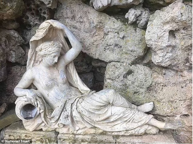 Bức tượng nữ thần La Mã Sabrina 230 tuổi bị vẽ nguệch ngoạc bút chì xanh - Ảnh 3.