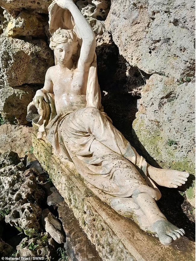 Bức tượng nữ thần La Mã Sabrina 230 tuổi bị vẽ nguệch ngoạc bút chì xanh - Ảnh 5.