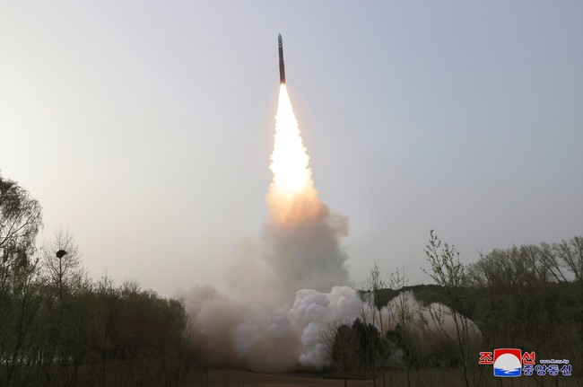 Triều Tiên xác nhận lần đầu tiên thử nghiệm tên lửa đạn đạo xuyên lục địa 'Hwasongpo-18' - Ảnh 1.