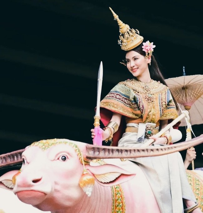Nữ thần Songkran 2023 Baifern Pimchanok lộ nhan sắc thật qua cam thường, còn “lườm yêu” người hâm mộ khi diễu hành trên phố - Ảnh 2.