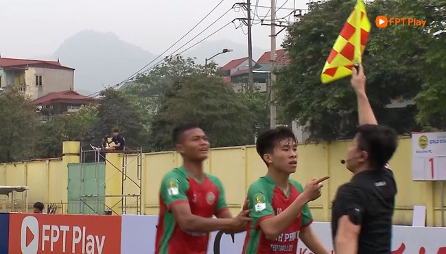 Biến căng: Trọng tài Việt Nam bị cầu thủ và ban huấn luyện quây, đòi ‘xử’ trên sân sau khi từ chối bàn thắng - Ảnh 4.