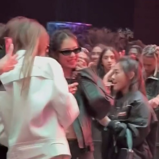 BLACKPINK lộ diện tại Coachella 2023: Rosé có biểu cảm đáng chú ý sau nghi vấn dùng ma túy, Jennie lép vế chiều cao trước bạn thân Song Hye Kyo - Ảnh 4.
