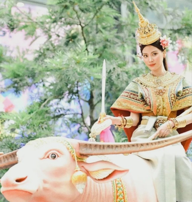 Nữ thần Songkran 2023 Baifern Pimchanok lộ nhan sắc thật qua cam thường, còn “lườm yêu” người hâm mộ khi diễu hành trên phố - Ảnh 5.