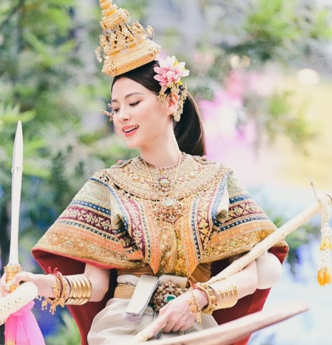 Nữ thần Songkran 2023 Baifern Pimchanok lộ nhan sắc thật qua cam thường, còn “lườm yêu” người hâm mộ khi diễu hành trên phố - Ảnh 6.