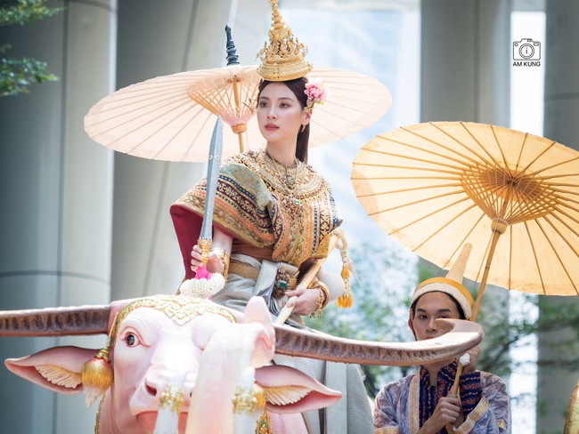 Nữ thần Songkran 2023 Baifern Pimchanok lộ nhan sắc thật qua cam thường, còn “lườm yêu” người hâm mộ khi diễu hành trên phố - Ảnh 9.