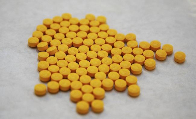Mỹ trừng phạt các công ty Trung Quốc sản xuất trái phép thuốc giảm đau fentanyl - Ảnh 1.