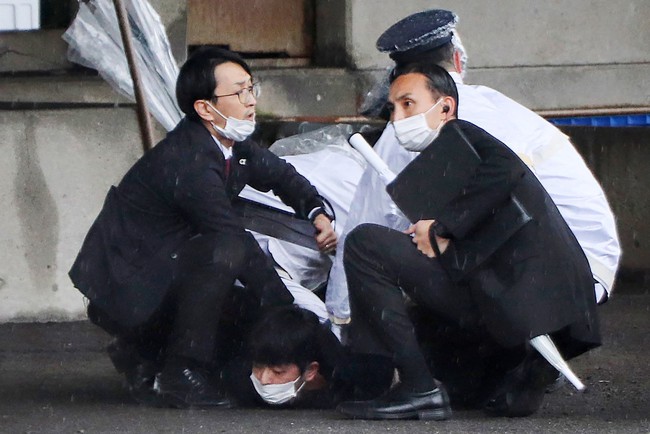 Nhật Bản: Kẻ ném bom khói vào Thủ tướng Kishida đã bị bắt - Ảnh 1.