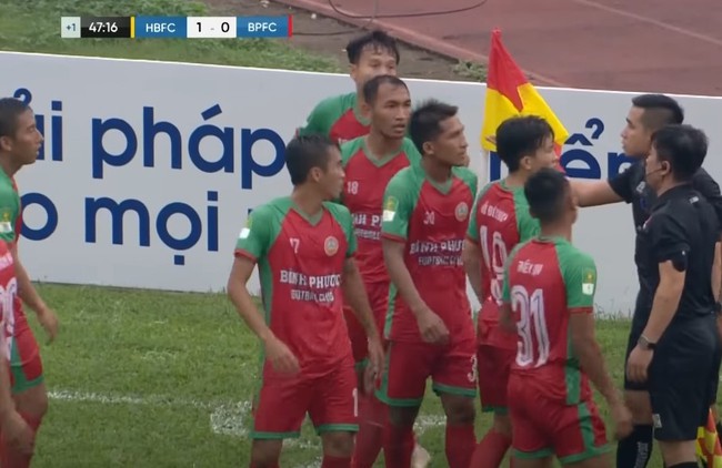 Biến căng: Trọng tài Việt Nam bị cầu thủ và ban huấn luyện quây, đòi ‘xử’ trên sân sau khi từ chối bàn thắng - Ảnh 3.