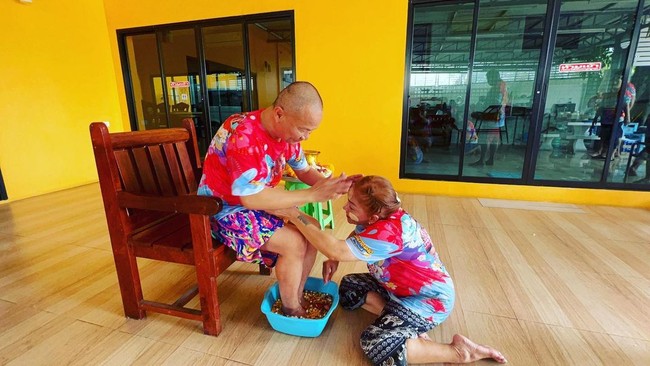 Hi hữu: Diễn viên hài gạo cội vui chơi Songkran nhưng không may trượt chân ngã, gãy 3 xương sườn - Ảnh 4.