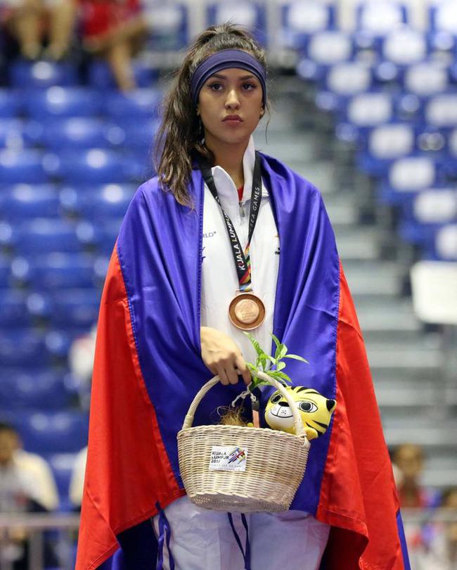 Lần đầu tiên khoác áo đội tuyển Taekwondo Campuchia là ở SEA Games 2017, khi mới 18 tuổi, Casandre đã giành tấm HCĐ nội dung đối kháng hạng 57 kg. Tại SEA Games 2019 Casandre giành HCB sau khi thất bại trước võ sỹ Việt Nam, Phạm Thu Hiền ở chung kết hạng 62 kg. Còn tại SEA Games 31 năm ngoái Casandre tiếp tục thi đấu ở hạng 62 kg và giành HCĐ