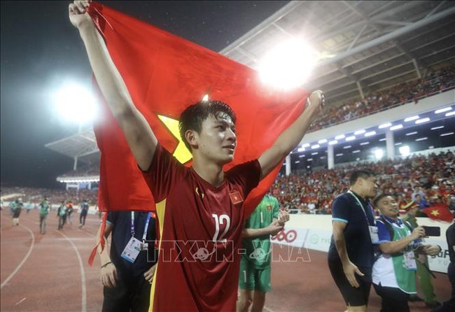 Người hùng SEA Games của U23 Việt Nam mất người thân, Bùi Tiến Dũng và các ngôi sao gửi lời chia buồn - Ảnh 4.