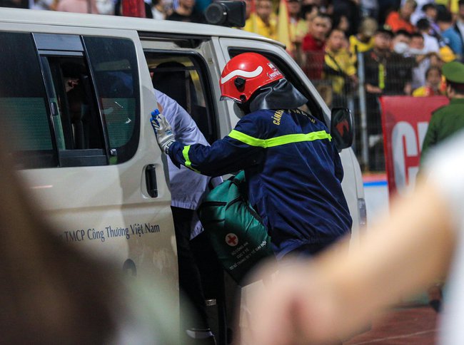 CĐV Nam Định bất ngờ ngất trên khán đài, được đưa đi cấp cứu ngay trước trận gặp Công An Hà Nội - Ảnh 5.