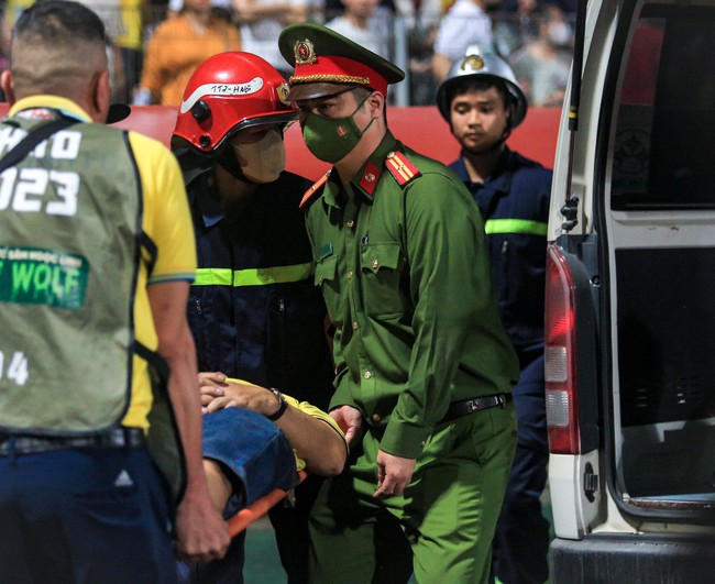 CĐV Nam Định bất ngờ ngất trên khán đài, được đưa đi cấp cứu ngay trước trận gặp Công An Hà Nội - Ảnh 3.