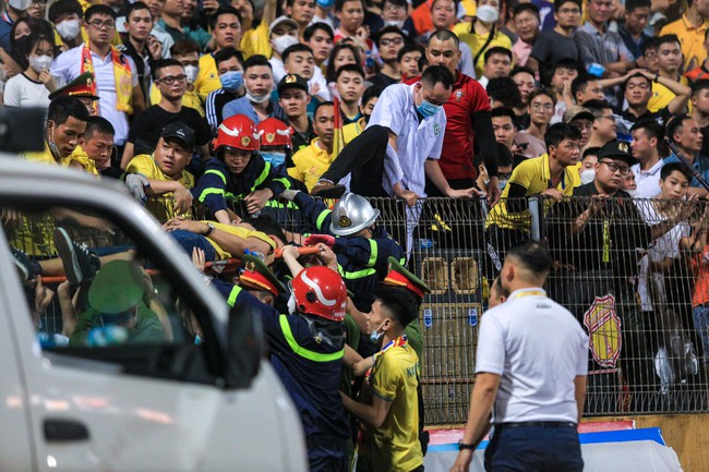 CĐV Nam Định bất ngờ ngất trên khán đài, được đưa đi cấp cứu ngay trước trận gặp Công An Hà Nội - Ảnh 2.