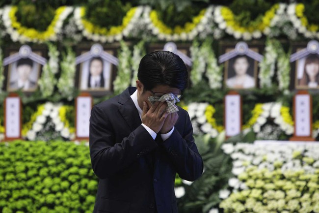 Tròn 9 năm sau thảm họa chìm phà Sewol tồi tệ nhất lịch sử Hàn Quốc, người ở lại vẫn đau đáu chưa thể chấp nhận sự thật đau lòng - Ảnh 7.