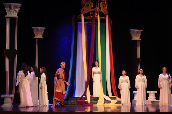 Vở kịch Mê Đê - kiệt tác sân khấu thế giới chinh phục khán giả yêu cải lương Việt - Ảnh 1.