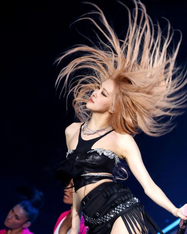 Rosé - Lisa tái hiện huyền thoại ở Coachella 2023: Người tạo ra 'mái tóc nhảy múa' siêu ảo, người giữ mái bất biến như có phép thuật - Ảnh 4.