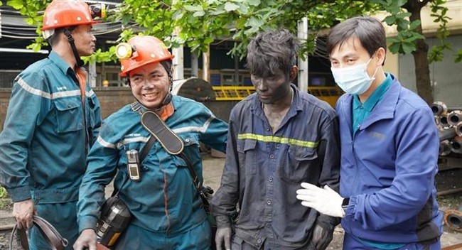 Quảng Ninh: Cứu hộ thành công 2 công nhân sau sự cố tụt lò khai thác than - Ảnh 1.