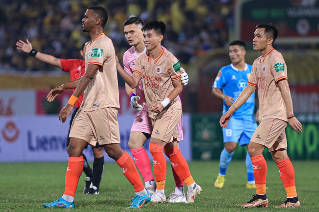 Kết quả vòng 7 V-League 2023: CAHN thắng tưng bừng Nam Định, Bình Dương ngụp lặn ở đáy BXH - Ảnh 3.