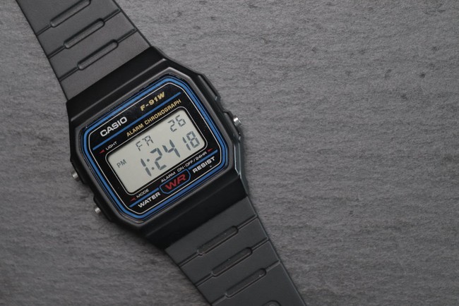 Đồng hồ đeo tay &quot;huyền thoại&quot; Casio F-91W: Tuổi thơ ai cũng ước mơ được đeo - Giá vài trăm nghìn nhưng ẩn chứa bí mật khủng khiếp! - Ảnh 1.