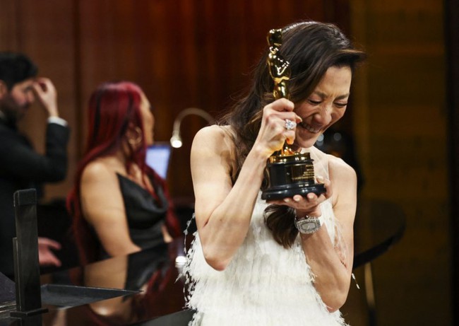 Dương Tử Quỳnh ăn mừng giải Oscar tại bữa tiệc có Châu Nhuận Phát, Huỳnh Thu Sinh… - Ảnh 4.