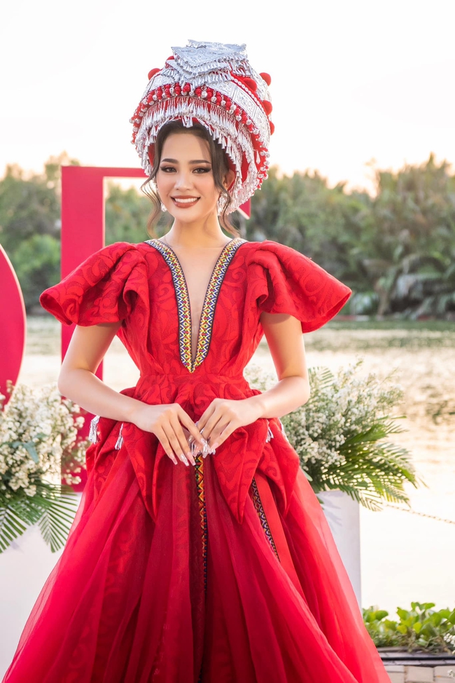 Đinh Như Phương: Xuất hiện dày đặc trên sàn diễn thời trang sau 6 tháng đăng quang Hoa hậu - Ảnh 3.