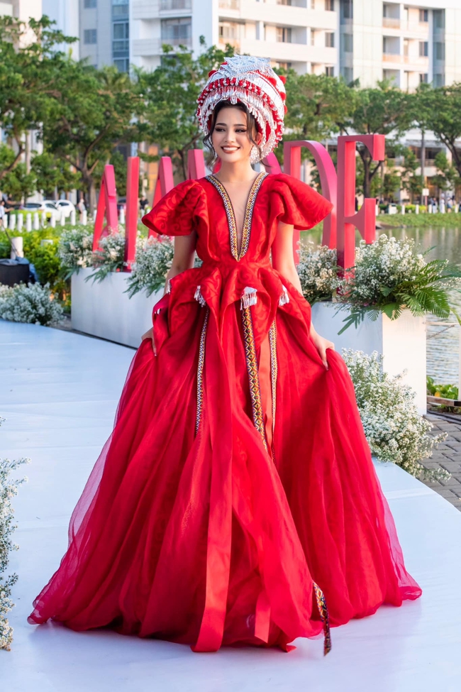 Đinh Như Phương: Xuất hiện dày đặc trên sàn diễn thời trang sau 6 tháng đăng quang Hoa hậu - Ảnh 4.