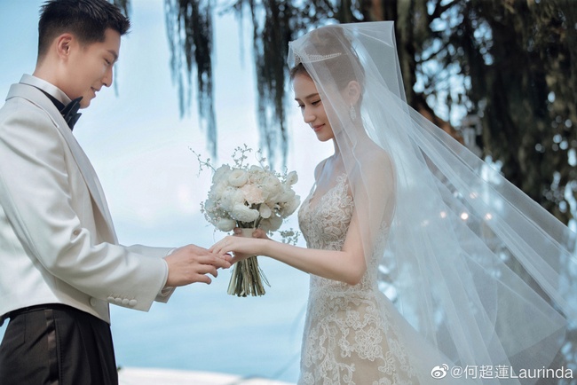 Đám cưới Đậu Kiêu và ái nữ trùm sòng bạc Macau (Trung Quốc): Cô dâu xinh như công chúa, khoảnh khắc khóa môi chú rể gây bão MXH - Ảnh 4.