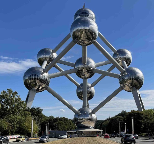 Biểu tượng 'Atomium' ở thủ đô Brussels, Bỉ tròn 65 tuổi - Ảnh 1.