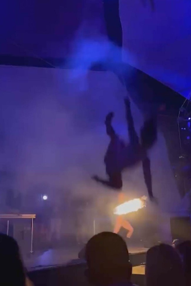 Kinh hoàng khoảnh khắc nữ vũ công Coachella bất ngờ rơi từ độ cao 6 mét xuống đất khi biểu diễn trước hàng ngàn khán giả - Ảnh 3.