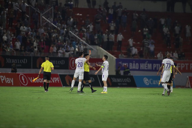 Văn Quyết bị thẻ đỏ trực tiếp sau trận đấu giữa Bình Định và CLB Hà Nội. Ảnh: Hoàng Linh