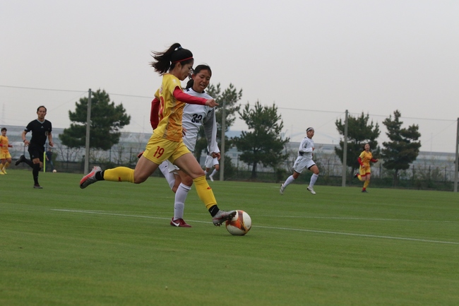 Thanh Nhã hóa ‘cơn lốc’ với cú đúp đẳng cấp, ĐT nữ Việt Nam hiên ngang thắng đậm đội bóng Nhật Bản - Ảnh 3.