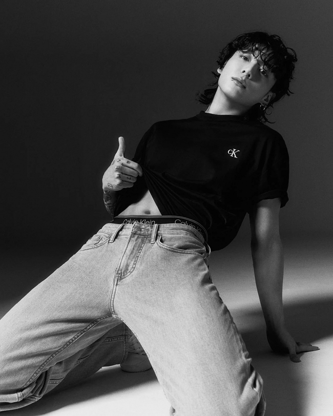 Jungkook BTS 'đốn tim' fan toàn cầu với bộ ảnh mặc áo thun mang tính biểu tượng của Calvin Klein - Ảnh 2.
