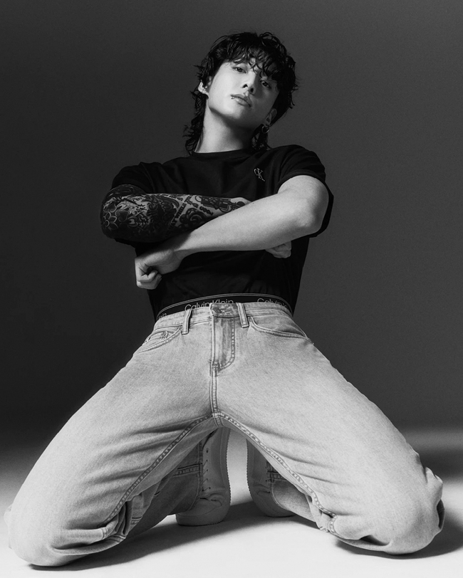 Jungkook BTS 'đốn tim' fan toàn cầu với bộ ảnh mặc áo thun mang tính biểu tượng của Calvin Klein - Ảnh 3.